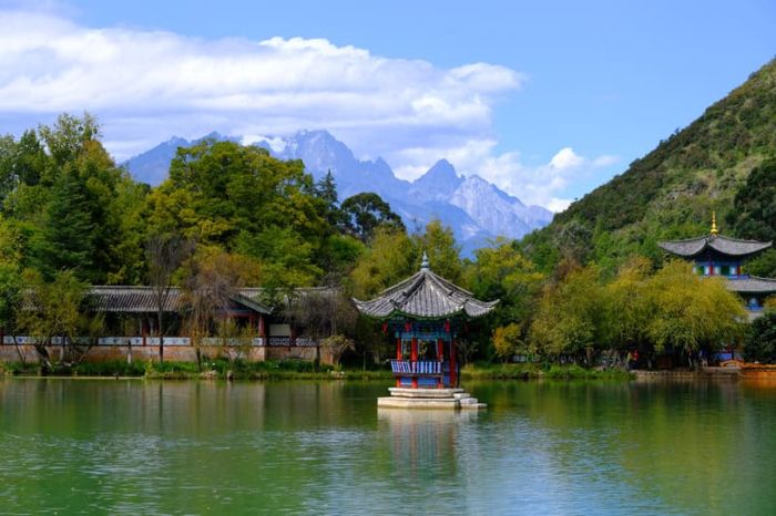 Vẻ đẹp xanh ngắt một màu đầy yên bình ở Công viên Hắc Long Đàm – Lệ Giang