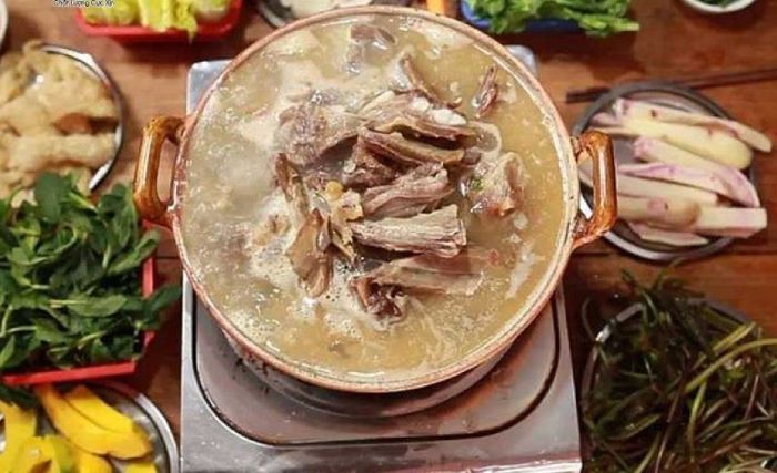 Món lẩu sườn khô nổi tiếng trong ẩm thực Lệ Giang