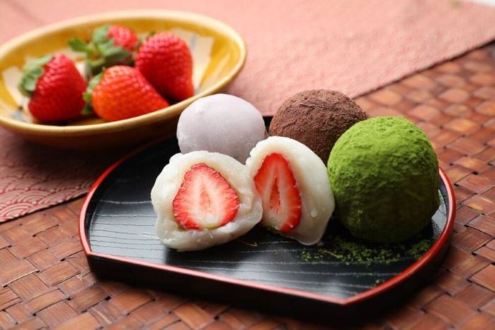 Bánh kẹo truyền thống là món quà độc đáo du khách thường chọn khi đi du lịch Fuji (Nguồn: sakos.vn)