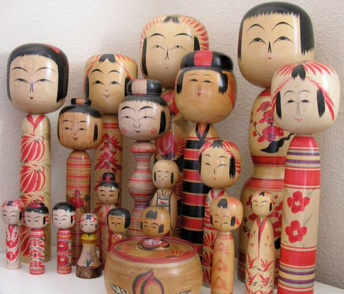 Mua búp bê Kokeshi làm quà khi đi du lịch Narita (Nguồn duhocsunny.edu.vn)