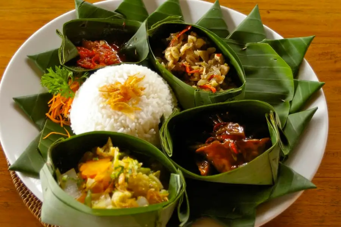 Nasi Campur (Cơm Trộn Đa Dạng) 