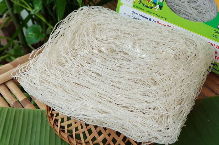 Bún khô Song Thằn là món nổi tiếng mua về đi tour Tháp Đôi du lịch