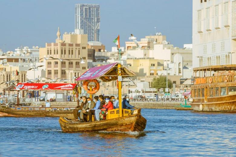 Đi thuyền trên con lạch Dubai – Dubai Creek