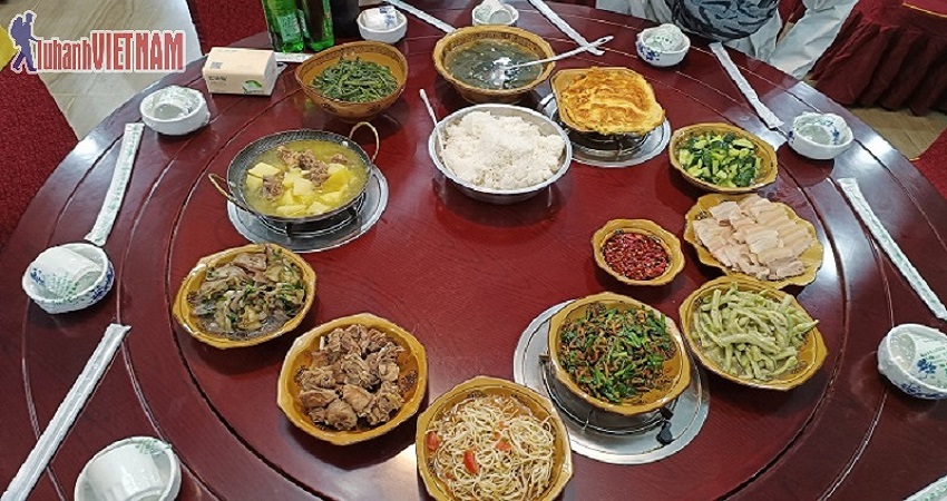 Đoàn dùng bữa