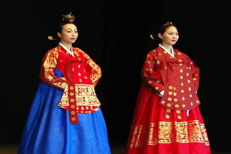 Mặc trang phục Hanbok