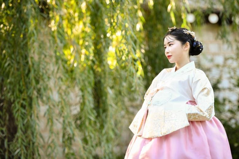 Mặc trang phục Hanbok