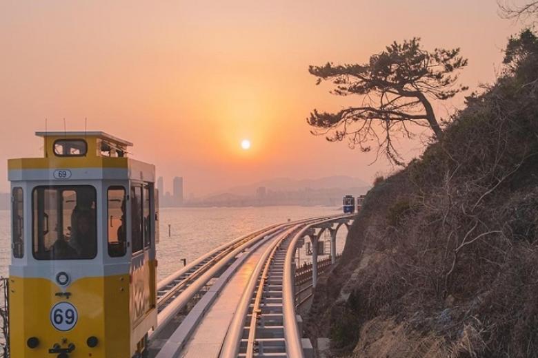 Trải nghiệm đi tàu điện ven biển bãi biển Haeundae