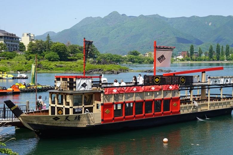 Du thuyền trên hồ Kawaguchi