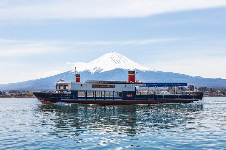 Du thuyền trên hồ Kawaguchi