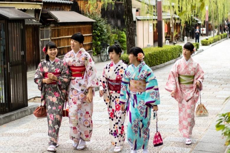 Đoàn tự do mặc trang phục truyền thống Yukata để chụp ảnh lưu niệm