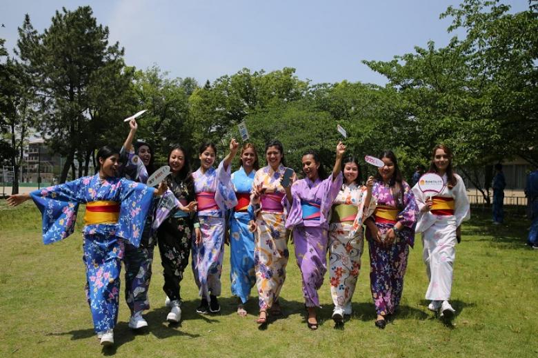 Đoàn tự do mặc trang phục truyền thống Yukata để chụp ảnh lưu niệm