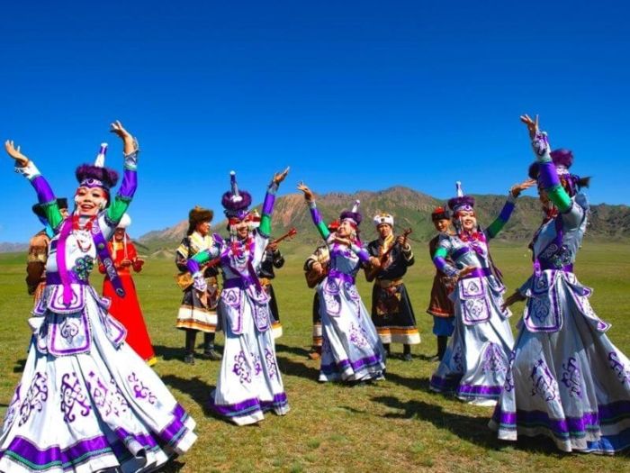 Bạn có thể thuê trang phục truyền thống của Tân Cương để check in 