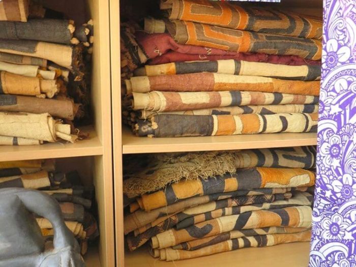 Các món đồ thủ công là một gợi ý cho bạn khi đi du lịch Tân Cương