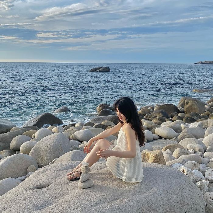 Chụp ảnh với những hòn đá ấn tượng trong tour Ghềnh Ráng Tiên Sa