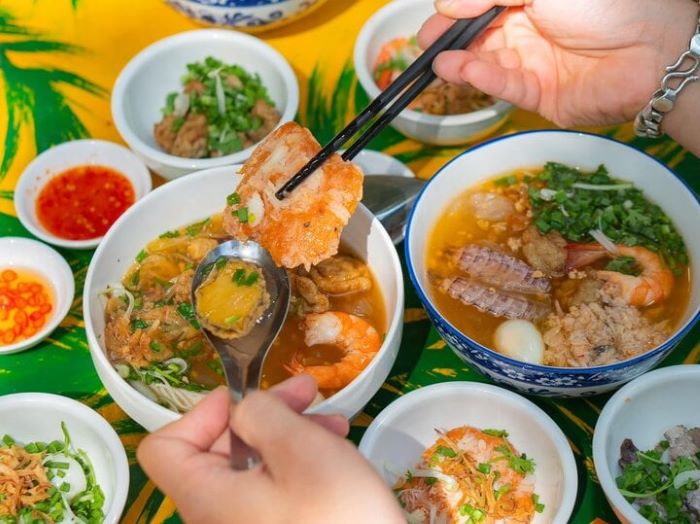 Bánh canh tôm với hương vị thơm ngon, đậm đà của nước dùng