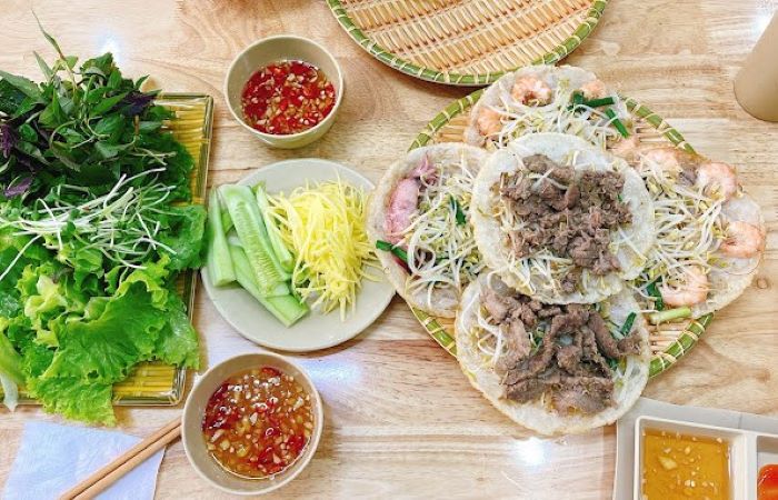 Bánh xèo với nhân tôm thịt thơm ngon trong tour Eo Gió