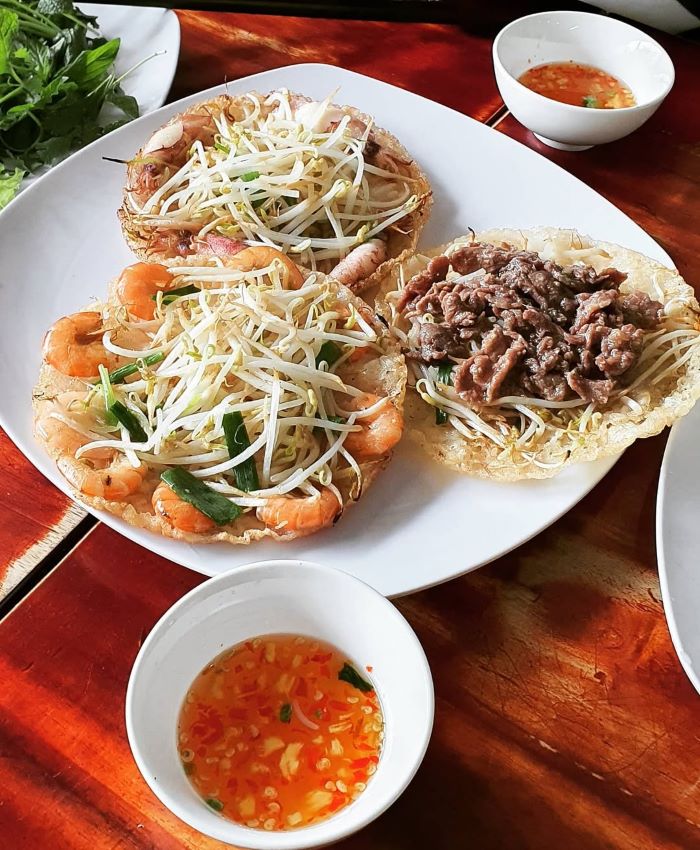 Bánh xèo tôm hấp dẫn trong tour Tháp Đôi ở Quy Nhơn
