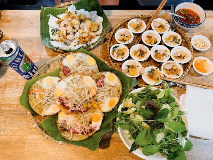 Bánh xèo có lớp vỏ giòn, thơm ngon trong tour Tháp Bà Ponagar