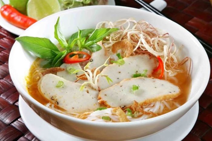 Bún chả cá là trải nghiệm ẩm thực thú vị trong tour Ghềnh Ráng Tiên Sa