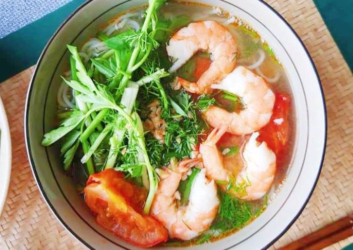 Món bún tôm với hải sản thơm ngon thưởng thức đi Tour Tháp Đôi