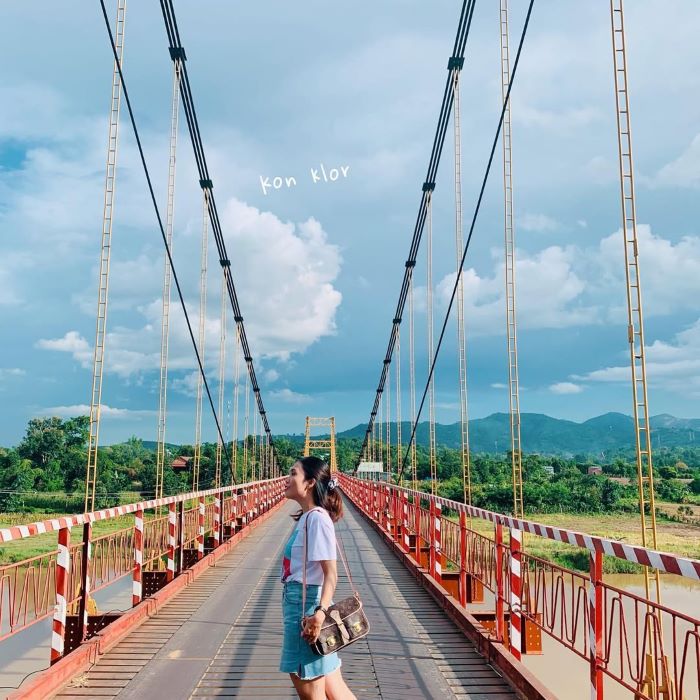 Cầu treo được nhiều khách du lịch khám phá khi đi tour Kon Tum