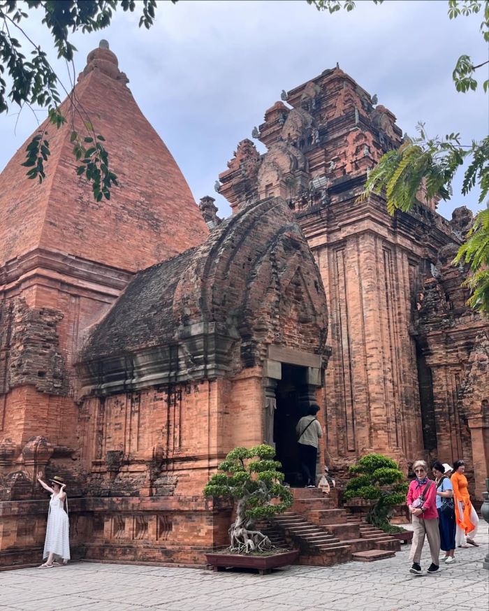 Kiến trúc Chăm Pa cổ trong tour Tháp Bà Ponagar thu hút du khách
