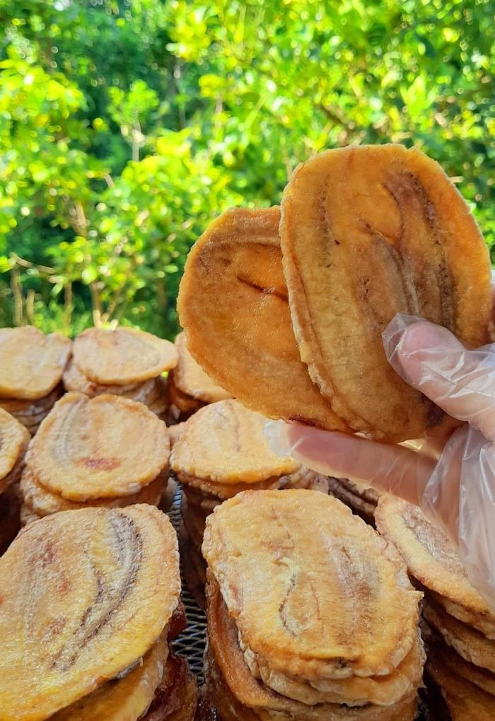 Chuối khô thích hợp để mang về làm quà khi đi tour Kon Tum