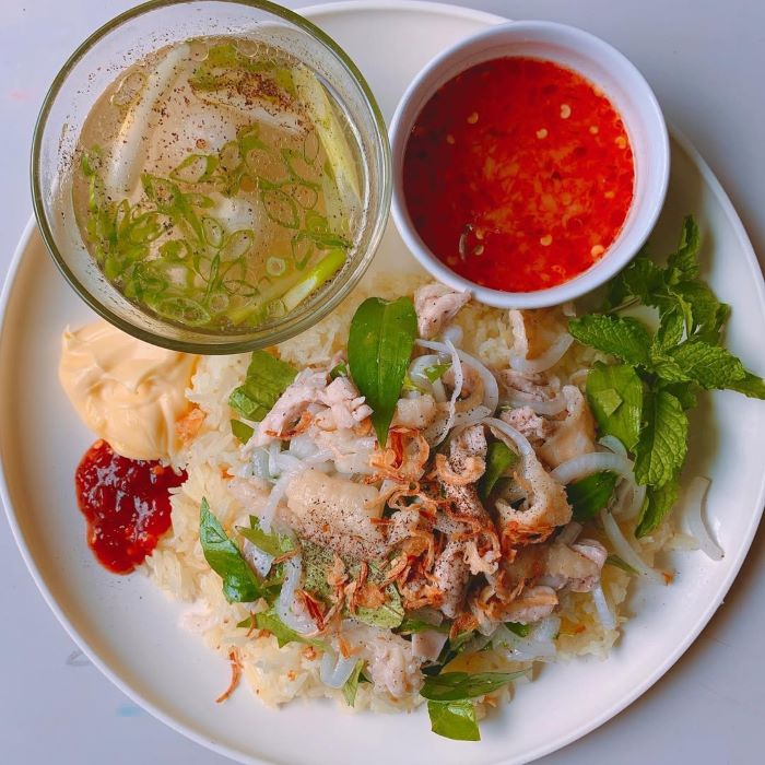 Cơm gà trong tour Nha Trang ngọt thơm, béo ngậy