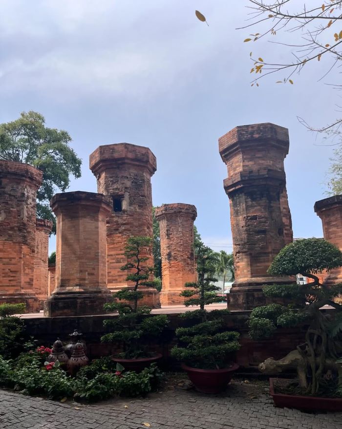 Cổng của Tháp bà nguy nga