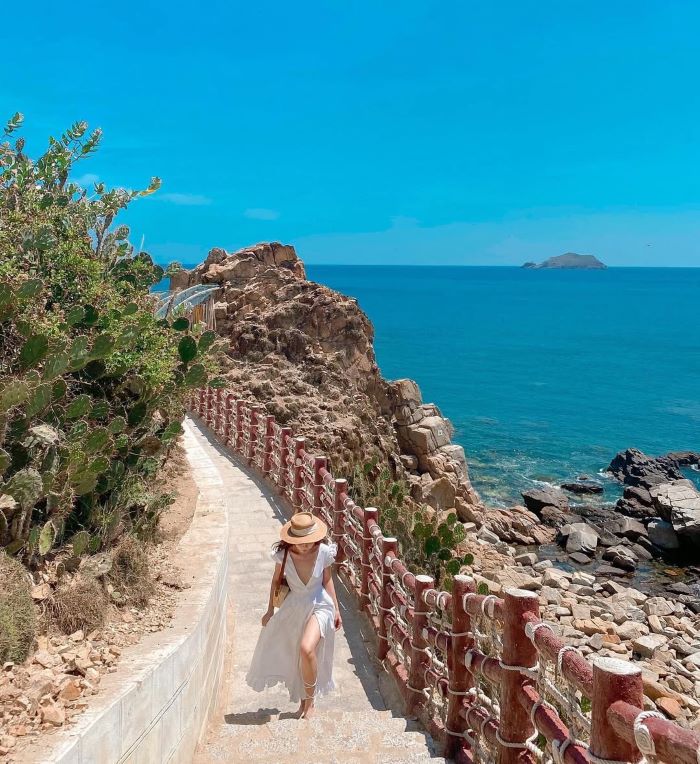 Con đường đi bộ cũng là điểm trong tour Eo Gió đáng trải nghiệm