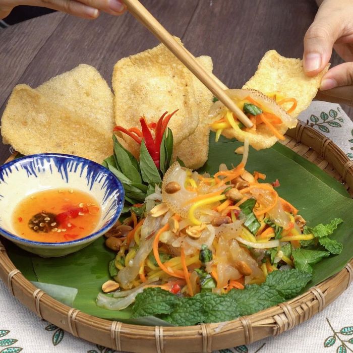 Gỏi sứa trộn xoài hấp dẫn với vị dai, giòn chua thơm ngon