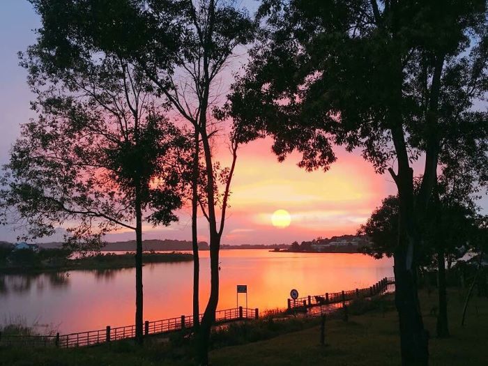 Ngắm cảnh hoàng hôn cực đẹp trong tour Đăk Nông ở Hồ Tây Đăk Mil