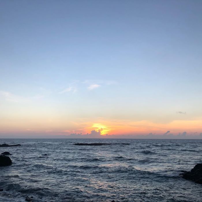 Ngắm hoàng hôn khuất dần sau đám mây