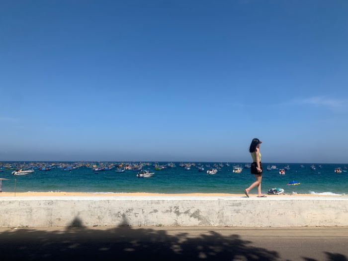 Dạo bước trên con đường ở làng chài Nhơn Lý trong tour Eo Gió