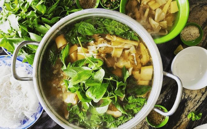 Trong tour Đăk Nông thức nấu lá rừng với nhiều loại rau khác nhau