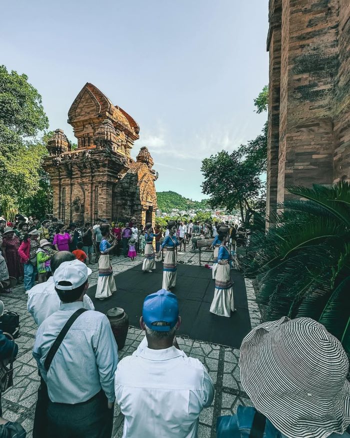 Chiêm ngưỡng những lễ hội trong tour Tháp Bà Ponagar