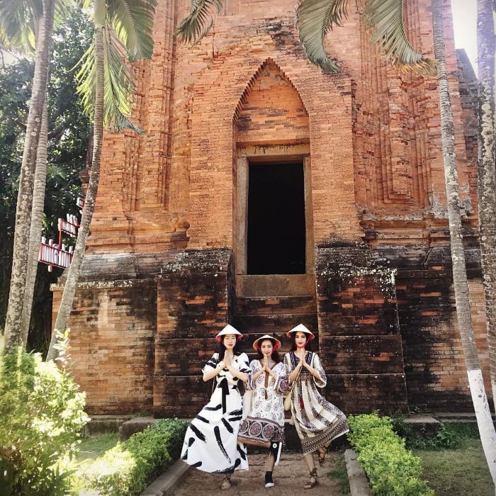 Nên đi tour Tháp Đôi vào buổi sáng để có trải nghiệm thú vị