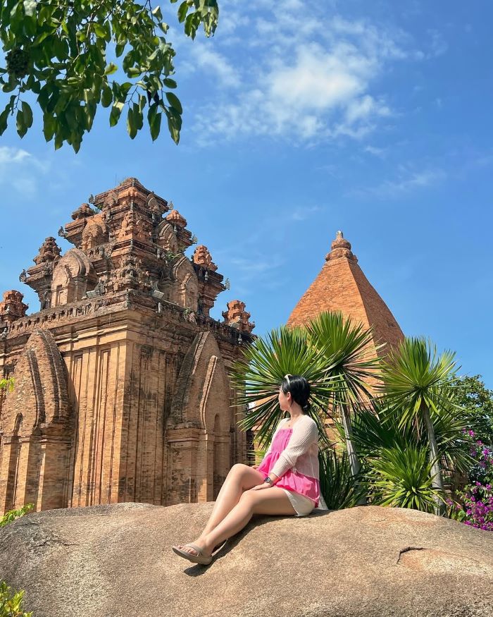 Bạn cần chuẩn bị ô, mũ đầy đủ để tránh nắng khi đi tour Nha Trang
