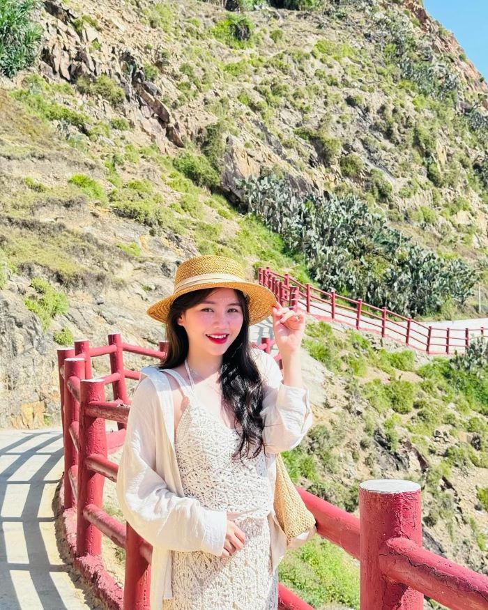 Chiêm ngưỡng cảnh vật bên bờ biển tuyệt đẹp khi đi tour Eo Gió