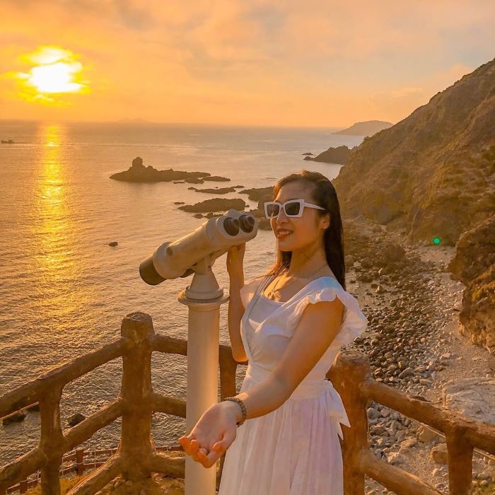 Ngắm hoàng hôn trên biển Eo Gió đẹp mê hồn