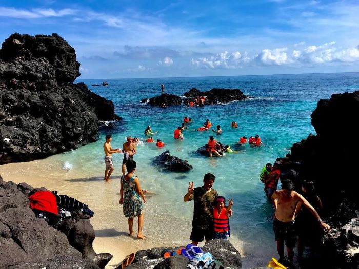 Tắm biển và tận hưởng thư giãn khi hòa mình vào dòng nước