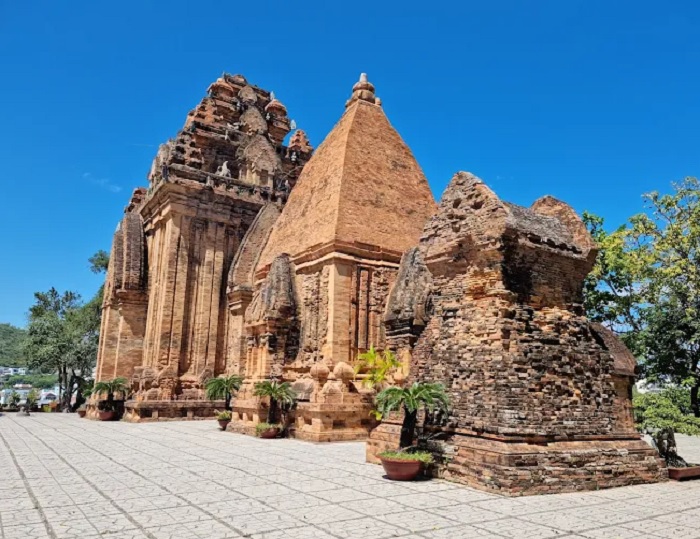 Tháp bà trong tour Nha Trang với kiến trúc độc đáo