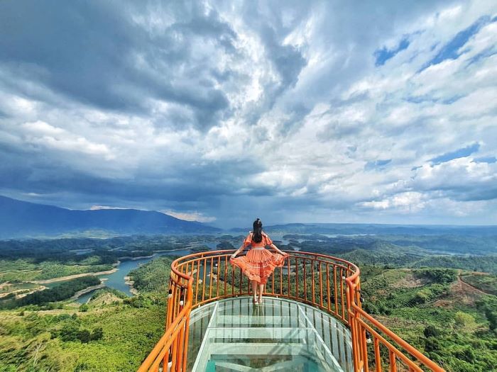 Đứng từ trên cao và xem hồ Tà Đùng trong tour Đăk Nông