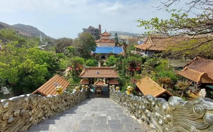 Địa điểm tâm linh trong tour Eo Gió bạn có thể trải nghiệm