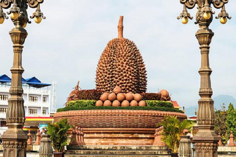 Chụp hình với trái Sầu Riêng – biểu tượng của thành phố Kampot