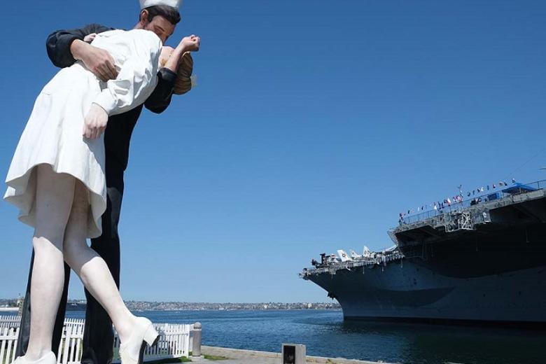 Chụp hình với bức tượng chàng lính Hải quân và cô y tá nổi tiếng