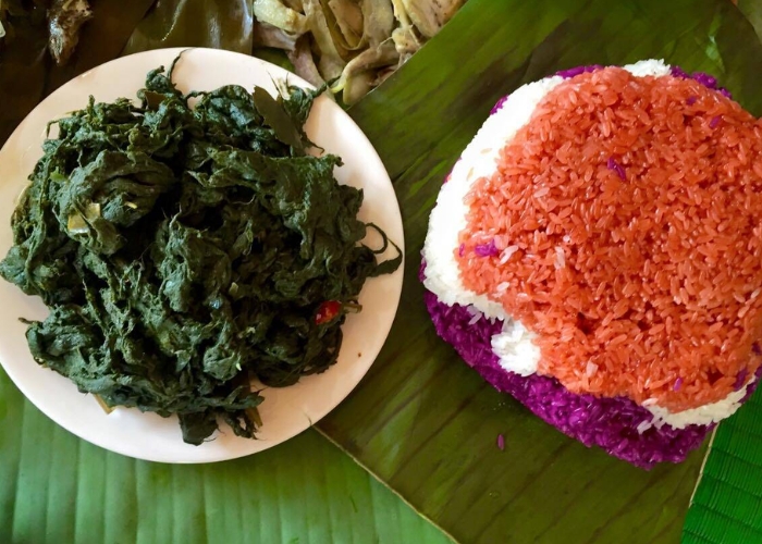 Rêu nướng là món ăn độc lạ của người Tày, bạn có thể thử khi đi tour Cao Nguyên Đá Đồng Văn