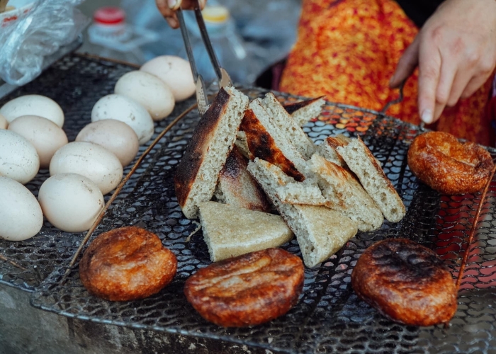 Bánh tam giác mạch món ăn nên thử khi đi tour Cao Nguyên Đá Đồng Văn