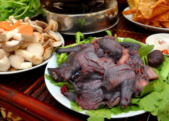 Gà đen là giống gà đặc sản mà bạn không nên bỏ qua khi đi du lịch Cột cờ Lũng Cú