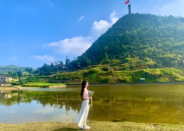 Hồ Lũng Cú đôi “mắt rồng” giữa đại ngàn dưới  Cột cờ Lũng Cú